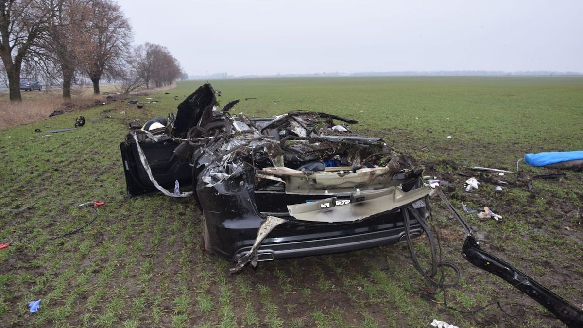 Řidič na Slovensku zdemoloval Audi o strom, tři lidé na místě zemřeli